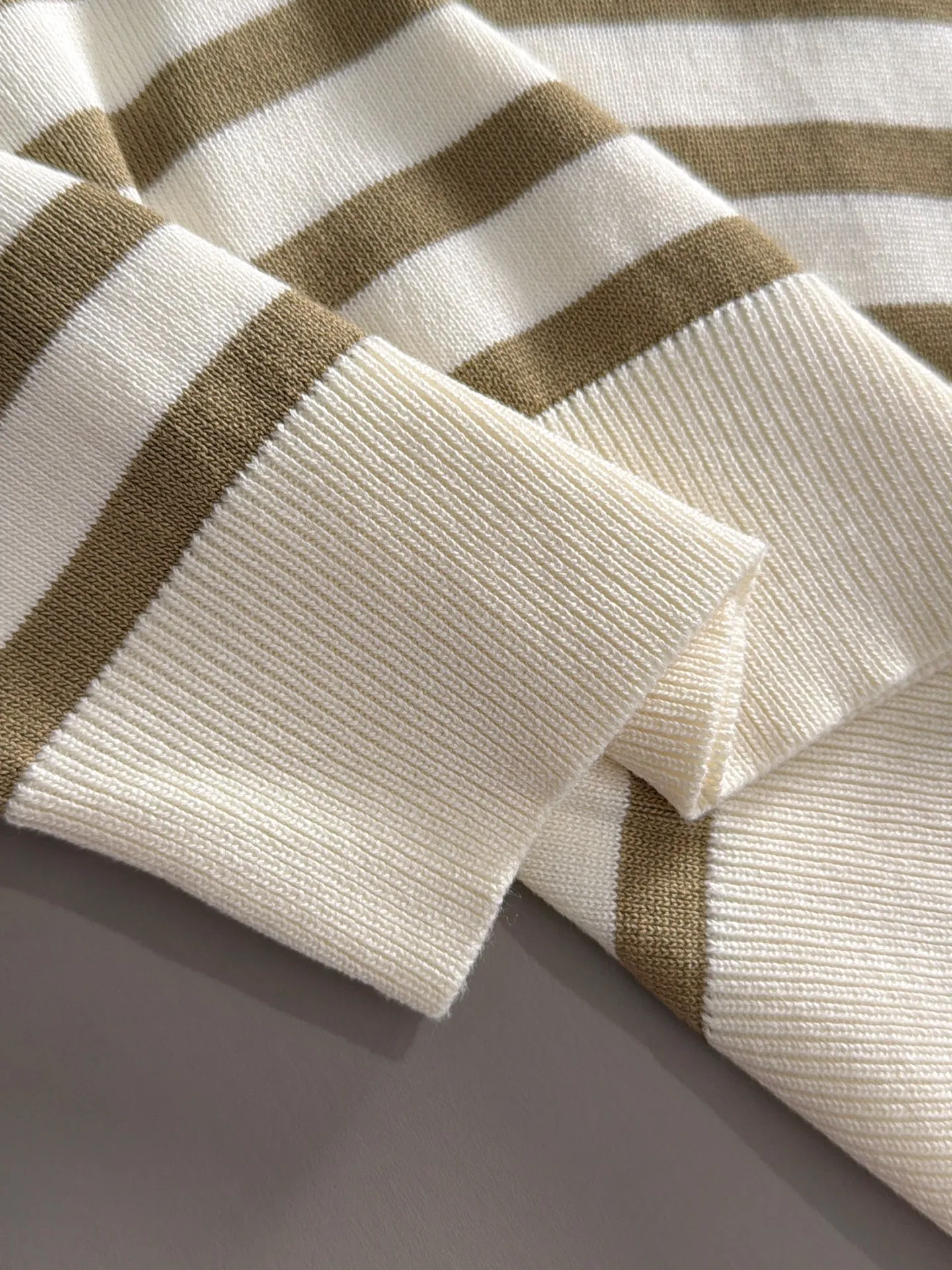 LP high quality Loro Piana 26ss New Arrival men's short-sleeved knitted T-shirt. Made of combed cotton yarn knitted cotton fabric, no pressure when entering and exiting the counter. Exclusive control of raw materials. It feels substantial when weighed, and the upper body is more textured than ordinary T-shirts. This texture can handle the weather easily and is suitable for both hot and cold! Loose fit design, looks noble. The only correct version is available Size: M to 4XL